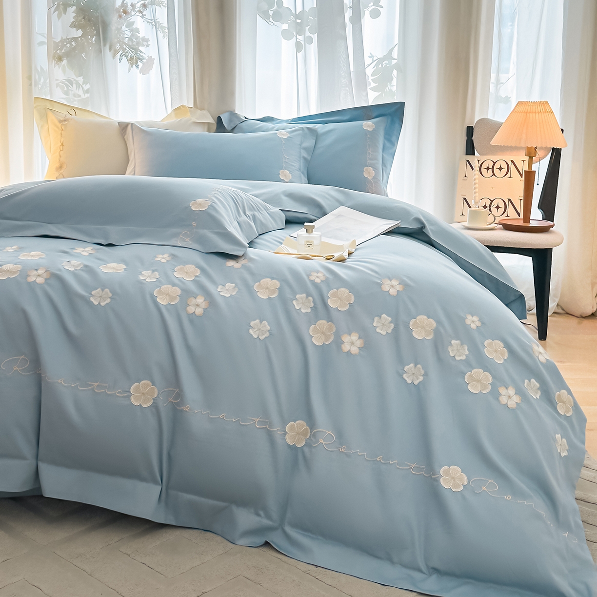 91家纺网 家纺一手货源 找家纺 置顶家纺 2025新款全棉纯棉刺绣四件套桃花朵朵系列 桃花朵朵-天空蓝