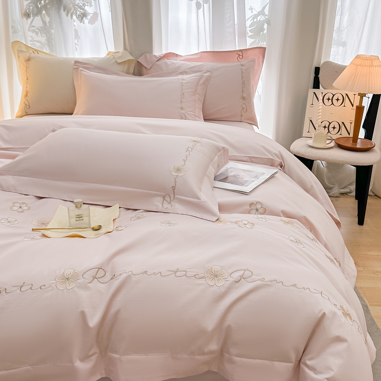 91家纺网 家纺一手货源 找家纺 置顶家纺 2025新款全棉纯棉刺绣四件套桃花朵朵系列 桃花朵朵-粉