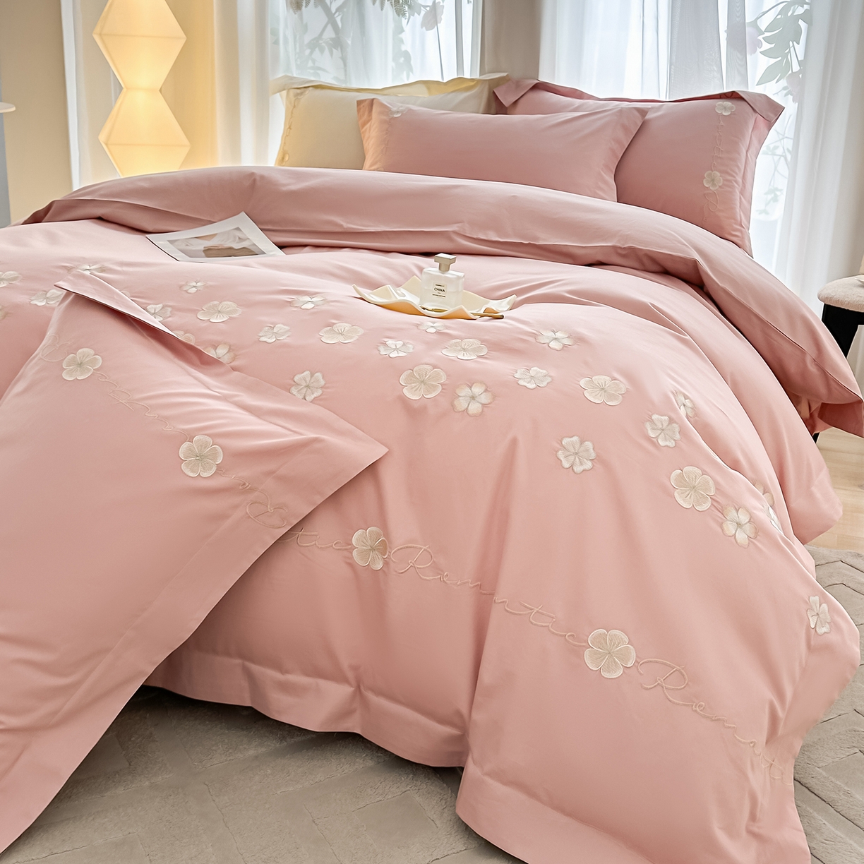 91家纺网 家纺一手货源 找家纺 置顶家纺 2025新款全棉纯棉刺绣四件套桃花朵朵系列 桃花朵朵-浅豆沙