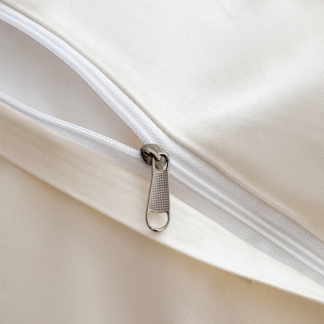 91家纺网 家纺一手货源 找家纺 置顶家纺 2025新款全棉纯棉刺绣四件套桃花朵朵系列 桃花朵朵-奶昔白