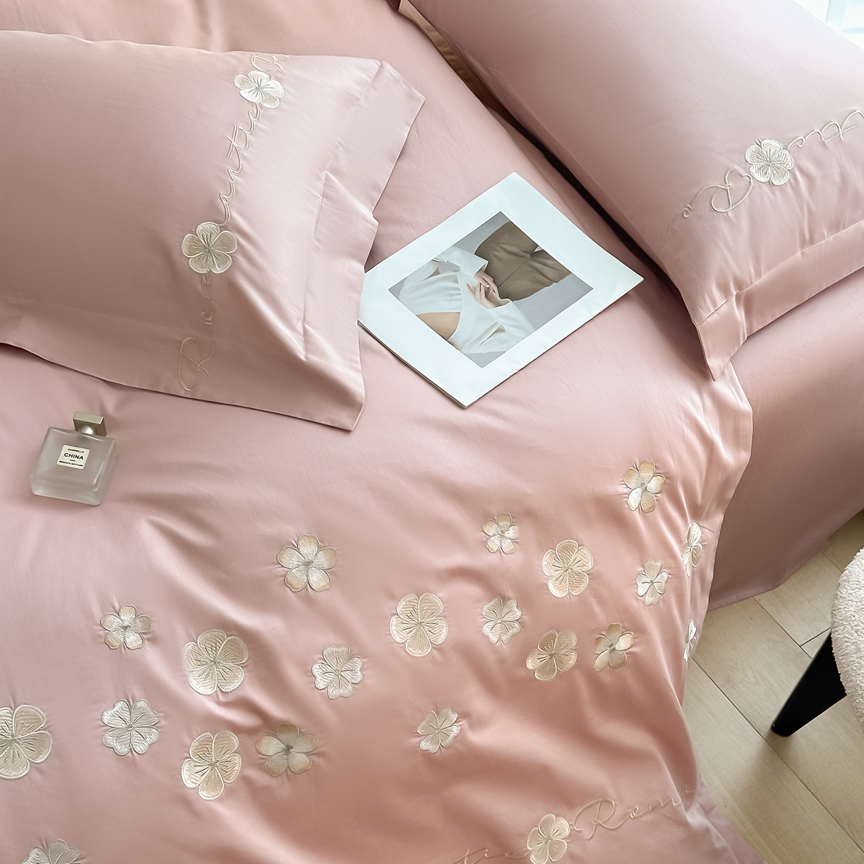 91家纺网 家纺一手货源 找家纺 置顶家纺 2025新款全棉纯棉刺绣四件套桃花朵朵系列 桃花朵朵-浅豆沙