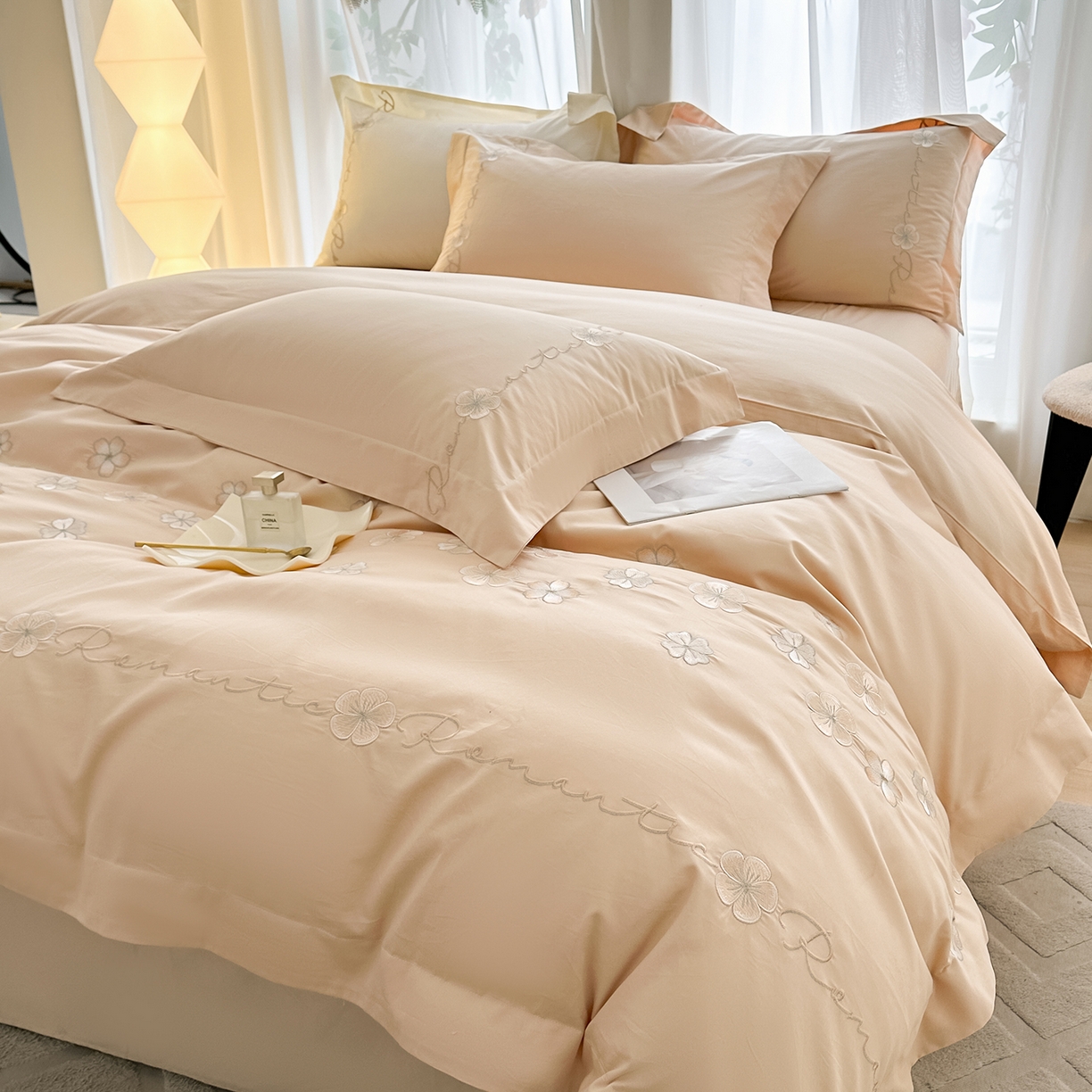 91家纺网 家纺一手货源 找家纺 置顶家纺 2025新款全棉纯棉刺绣四件套桃花朵朵系列 桃花朵朵-浅咖