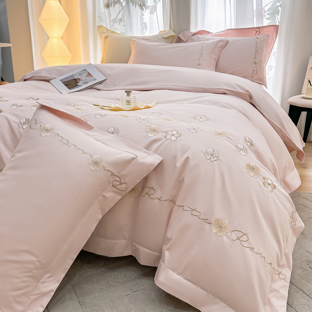 91家纺网 家纺一手货源 找家纺 置顶家纺 2025新款全棉纯棉刺绣四件套桃花朵朵系列 桃花朵朵-粉