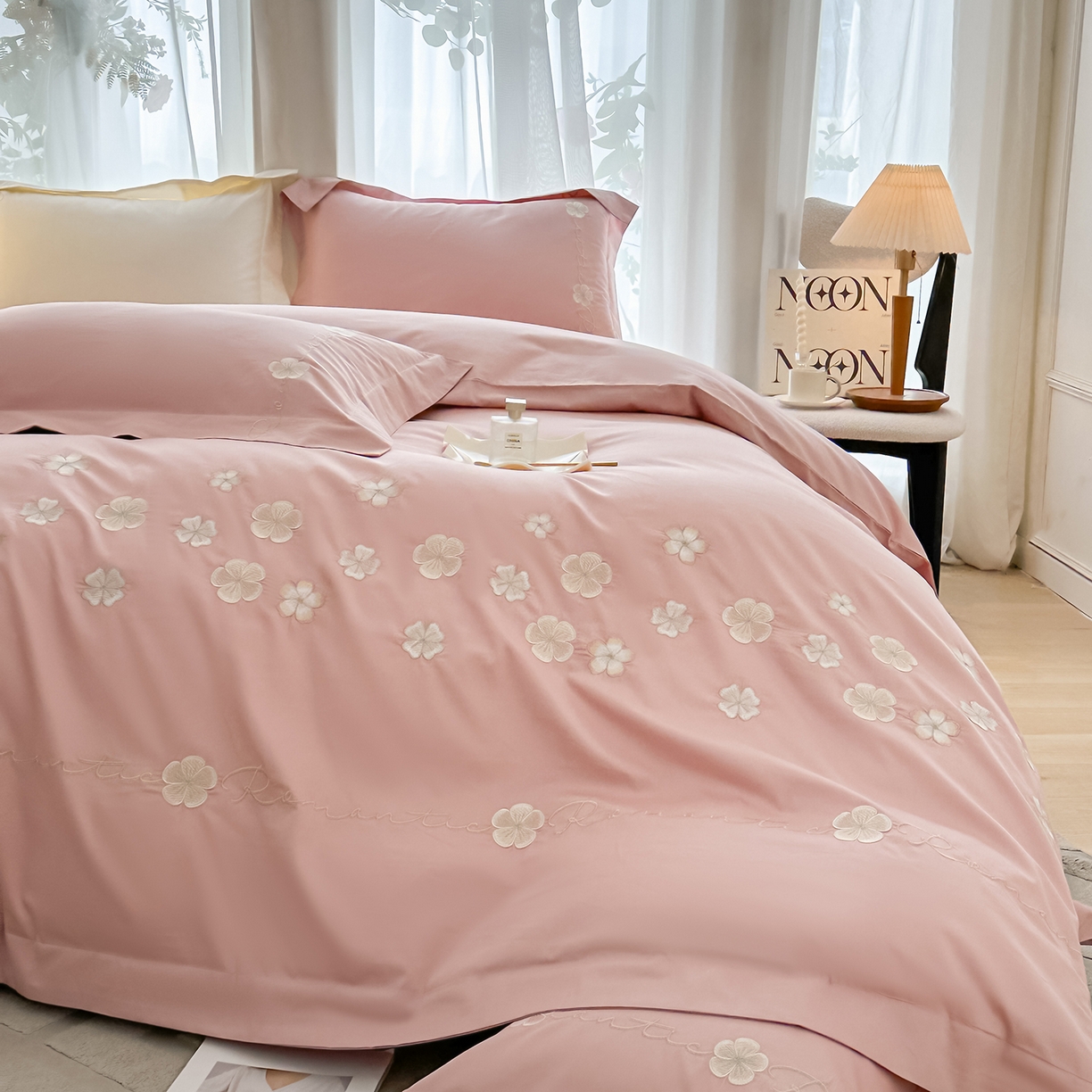 91家纺网 家纺一手货源 找家纺 置顶家纺 2025新款全棉纯棉刺绣四件套桃花朵朵系列 桃花朵朵-浅豆沙