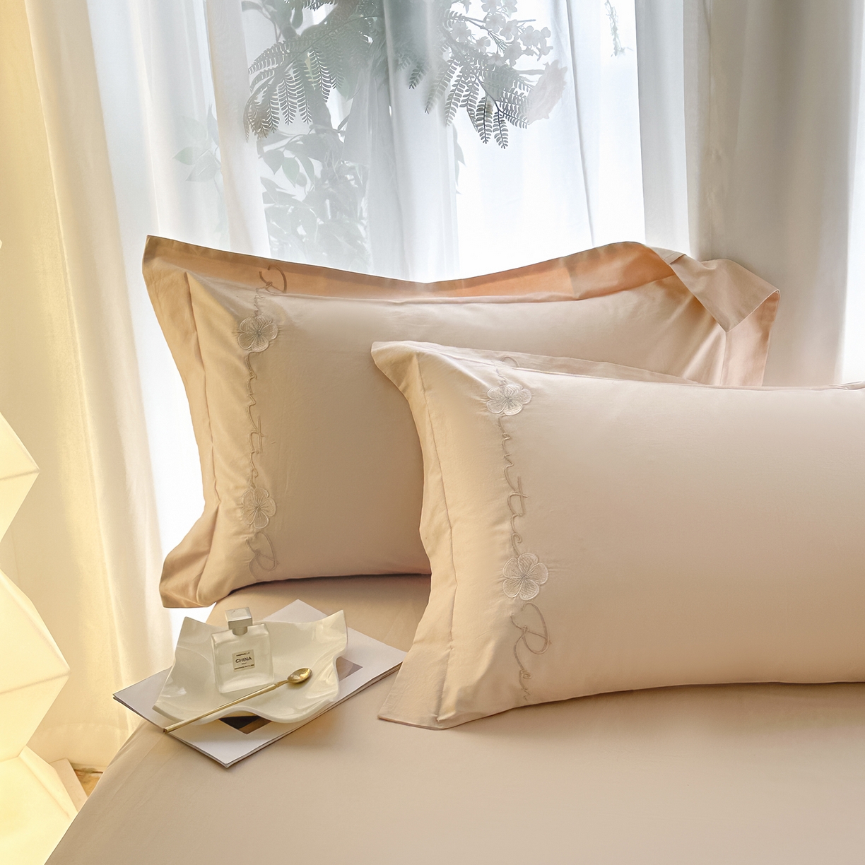 91家纺网 家纺一手货源 找家纺 置顶家纺 2025新款全棉纯棉刺绣四件套桃花朵朵系列 桃花朵朵-浅咖