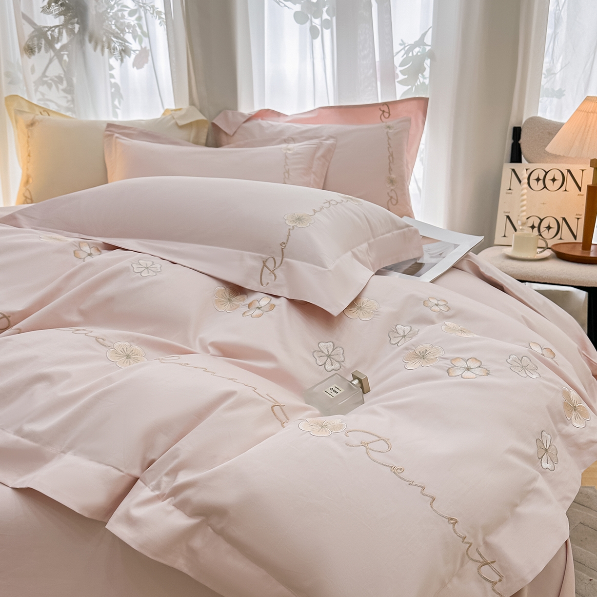 91家纺网 家纺一手货源 找家纺 置顶家纺 2025新款全棉纯棉刺绣四件套桃花朵朵系列 桃花朵朵-粉