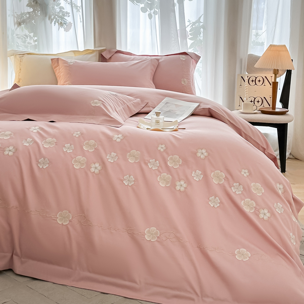 91家纺网 家纺一手货源 找家纺 置顶家纺 2025新款全棉纯棉刺绣四件套桃花朵朵系列 桃花朵朵-浅豆沙