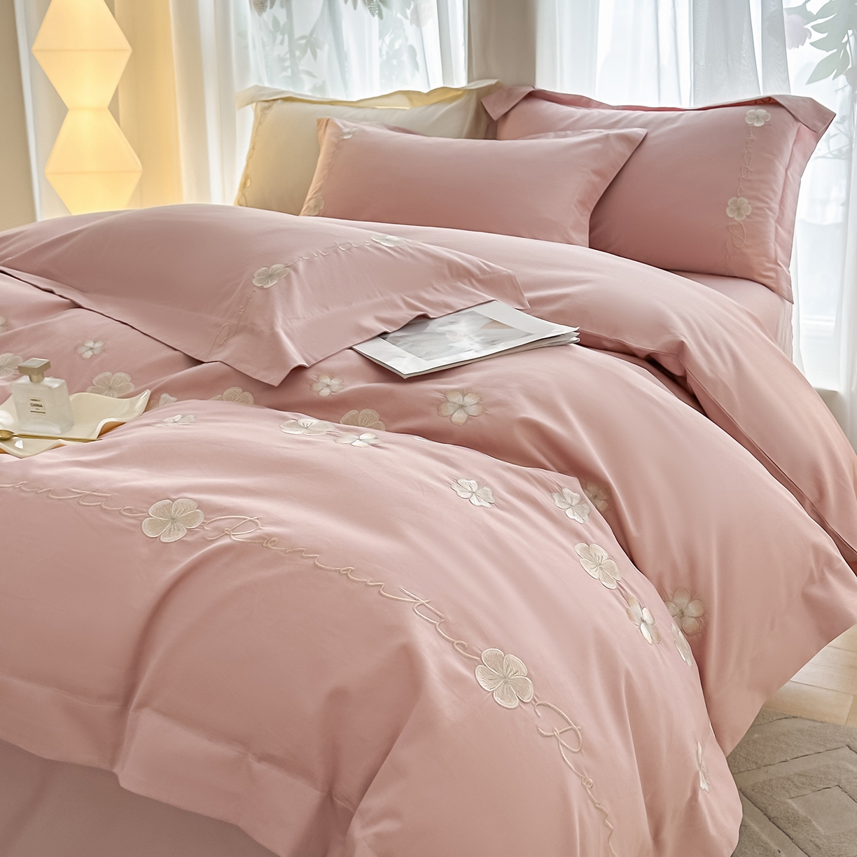 91家纺网 家纺一手货源 找家纺 置顶家纺 2025新款全棉纯棉刺绣四件套桃花朵朵系列 桃花朵朵-浅豆沙