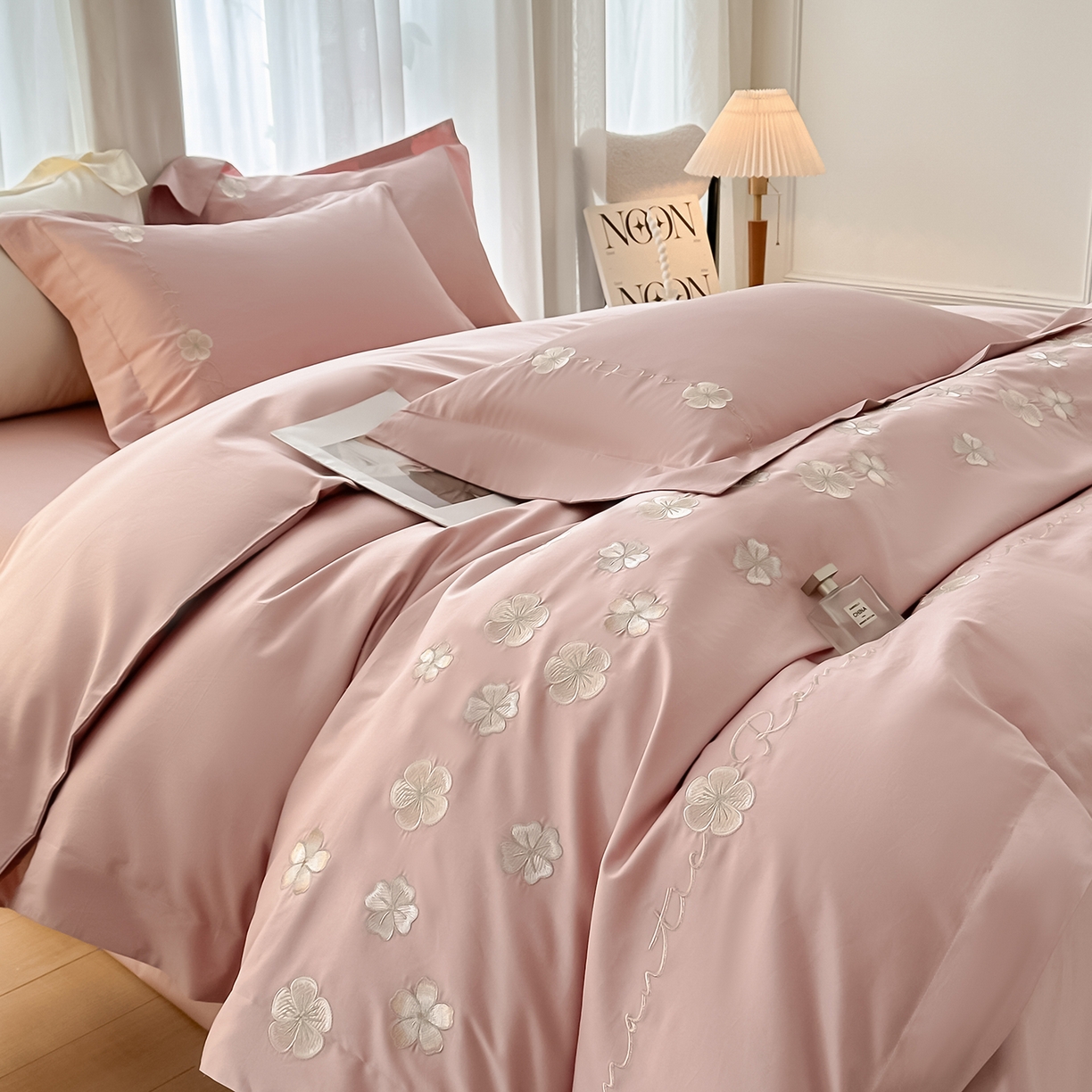 91家纺网 家纺一手货源 找家纺 置顶家纺 2025新款全棉纯棉刺绣四件套桃花朵朵系列 桃花朵朵-浅豆沙