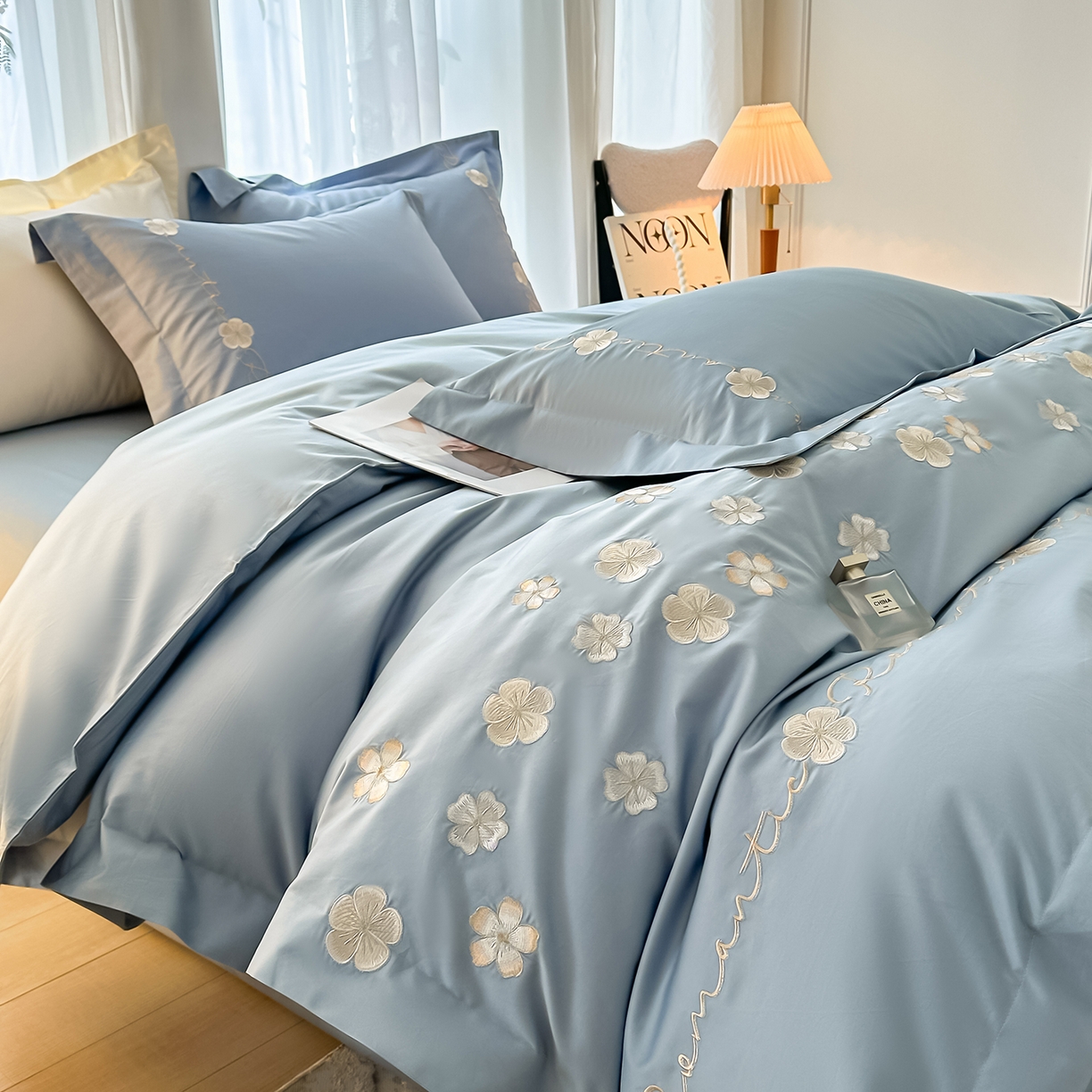 91家纺网 家纺一手货源 找家纺 置顶家纺 2025新款全棉纯棉刺绣四件套桃花朵朵系列 桃花朵朵-天空蓝