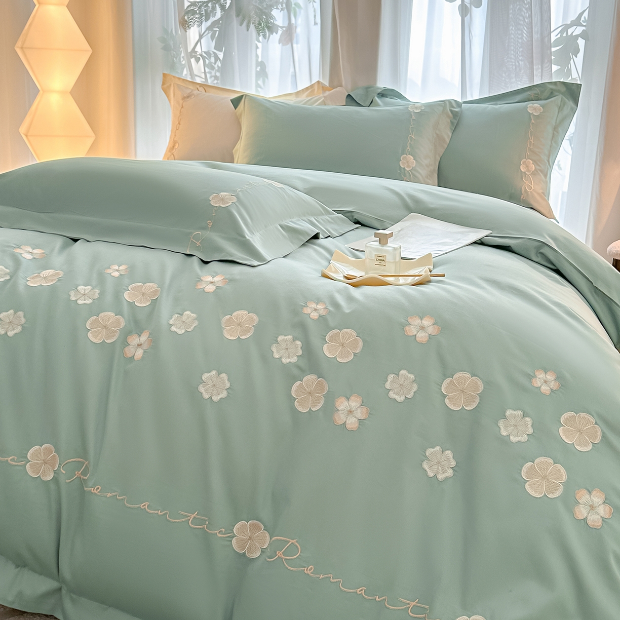 91家纺网 家纺一手货源 找家纺 置顶家纺 2025新款全棉纯棉刺绣四件套桃花朵朵系列 桃花朵朵-繁星蓝