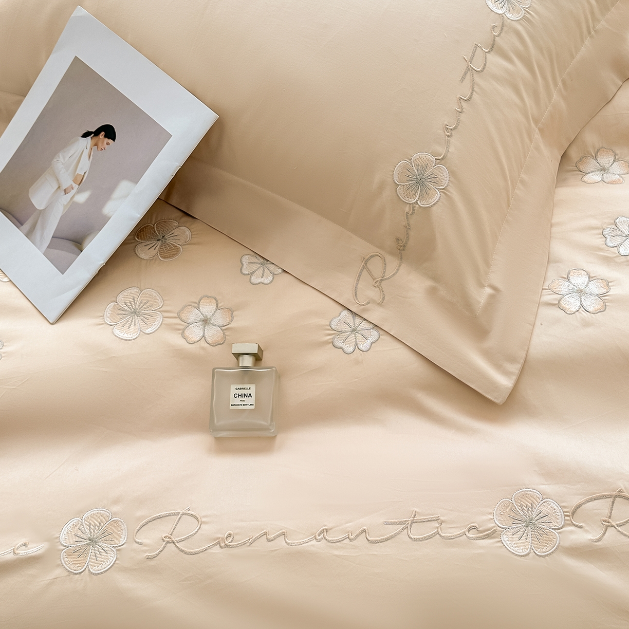 91家纺网 家纺一手货源 找家纺 置顶家纺 2025新款全棉纯棉刺绣四件套桃花朵朵系列 桃花朵朵-浅咖