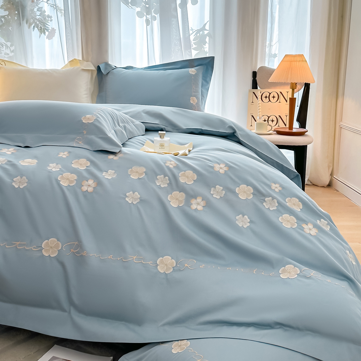 91家纺网 家纺一手货源 找家纺 置顶家纺 2025新款全棉纯棉刺绣四件套桃花朵朵系列 桃花朵朵-天空蓝