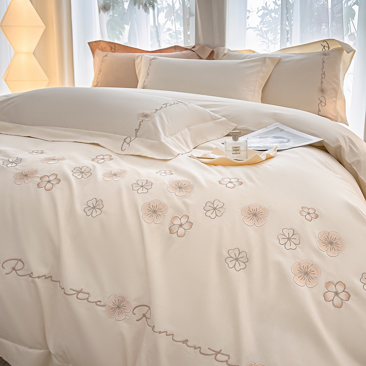 91家纺网 家纺一手货源 找家纺 置顶家纺 2025新款全棉纯棉刺绣四件套桃花朵朵系列 桃花朵朵-奶昔白