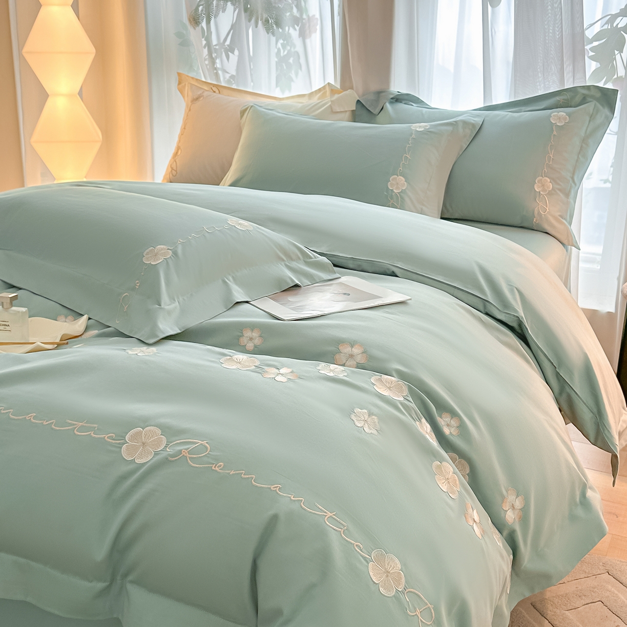 91家纺网 家纺一手货源 找家纺 置顶家纺 2025新款全棉纯棉刺绣四件套桃花朵朵系列 桃花朵朵-繁星蓝