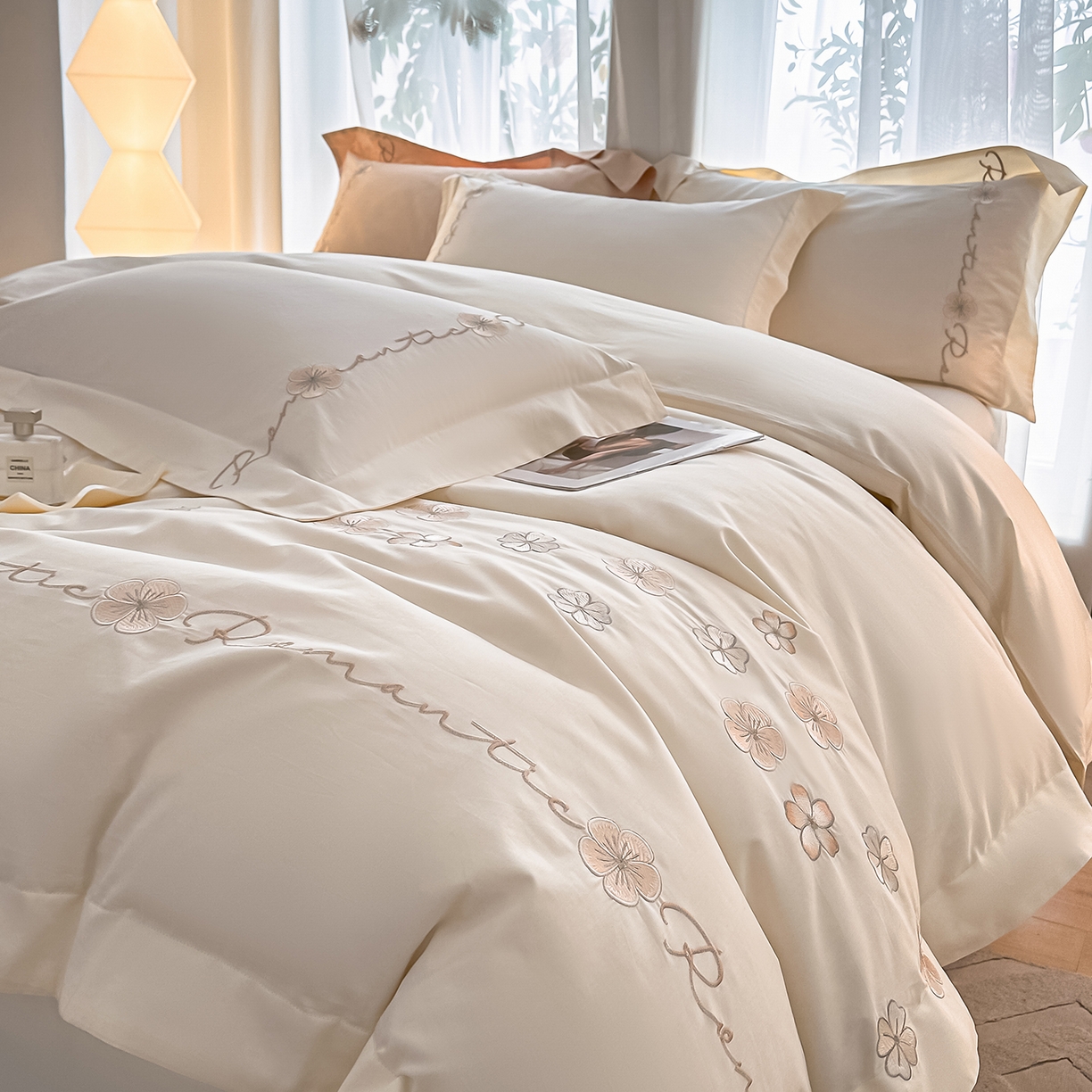 91家纺网 家纺一手货源 找家纺 置顶家纺 2025新款全棉纯棉刺绣四件套桃花朵朵系列 桃花朵朵-奶昔白