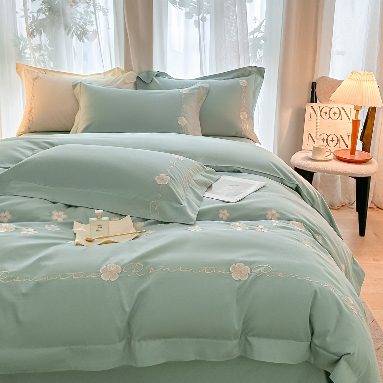 91家纺网 家纺一手货源 找家纺 置顶家纺 2025新款全棉纯棉刺绣四件套桃花朵朵系列 桃花朵朵-繁星蓝