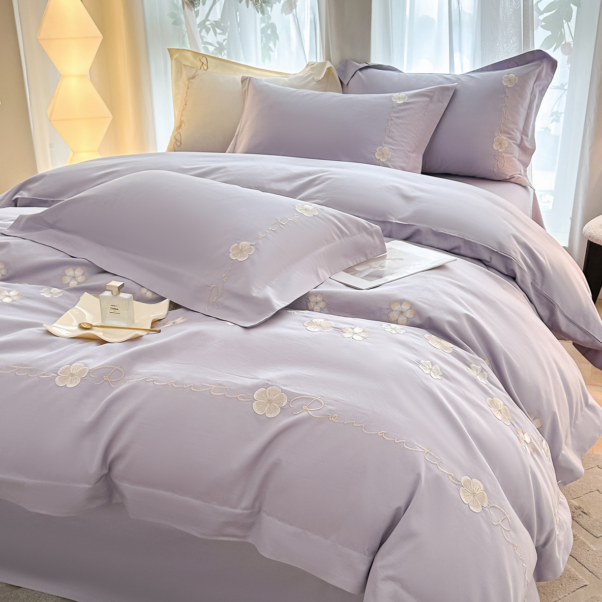 91家纺网 家纺一手货源 找家纺 置顶家纺 2025新款全棉纯棉刺绣四件套桃花朵朵系列 桃花朵朵-香芋紫