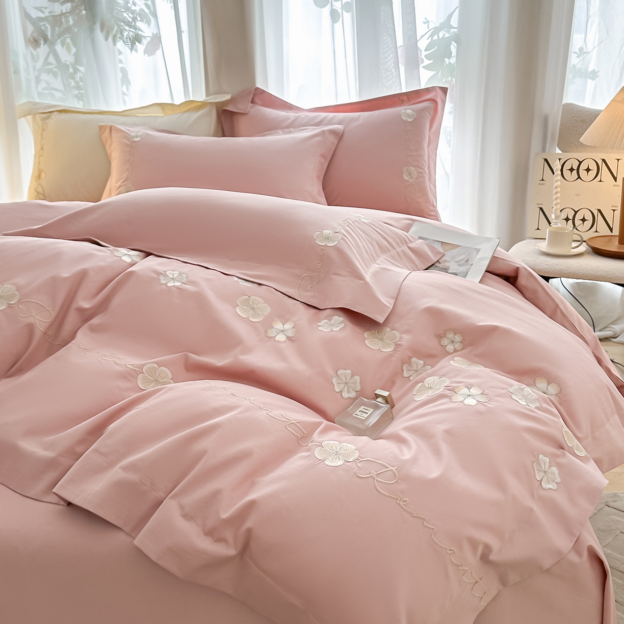 91家纺网 家纺一手货源 找家纺 置顶家纺 2025新款全棉纯棉刺绣四件套桃花朵朵系列 桃花朵朵-浅豆沙