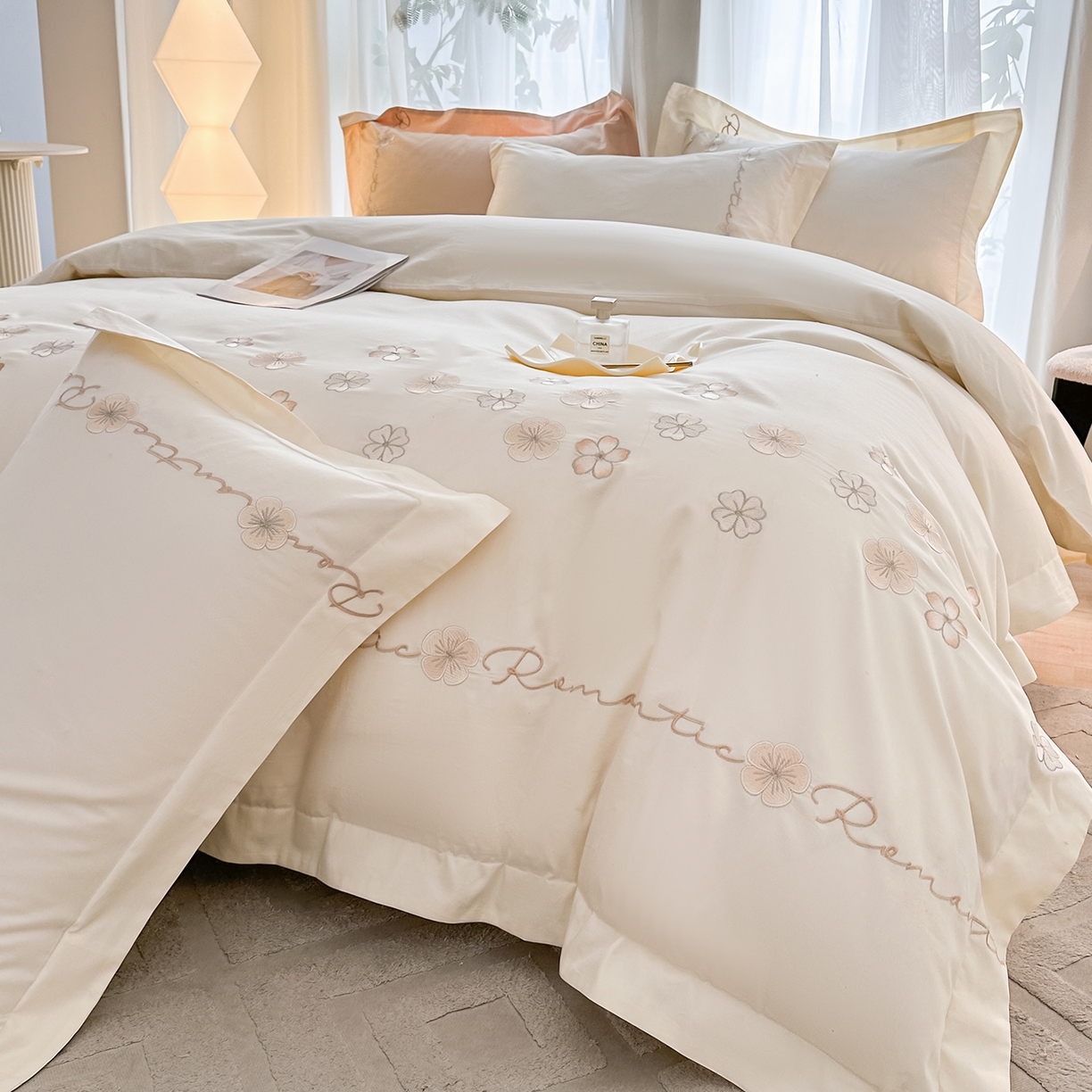 91家纺网 家纺一手货源 找家纺 置顶家纺 2025新款全棉纯棉刺绣四件套桃花朵朵系列 桃花朵朵-奶昔白