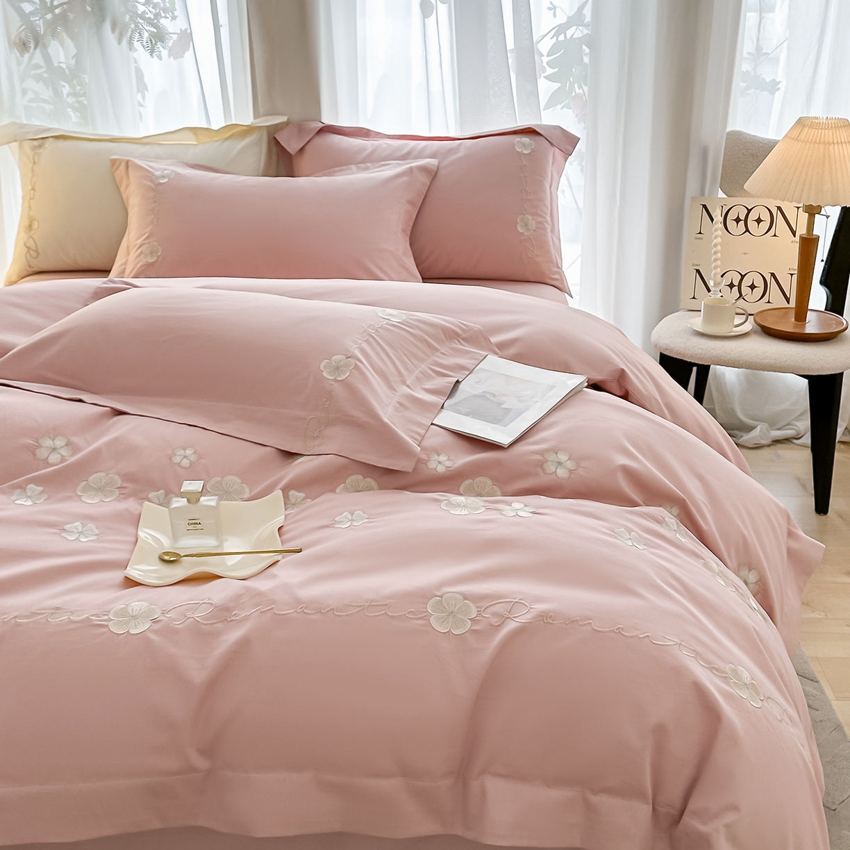 91家纺网 家纺一手货源 找家纺 置顶家纺 2025新款全棉纯棉刺绣四件套桃花朵朵系列 桃花朵朵-浅豆沙