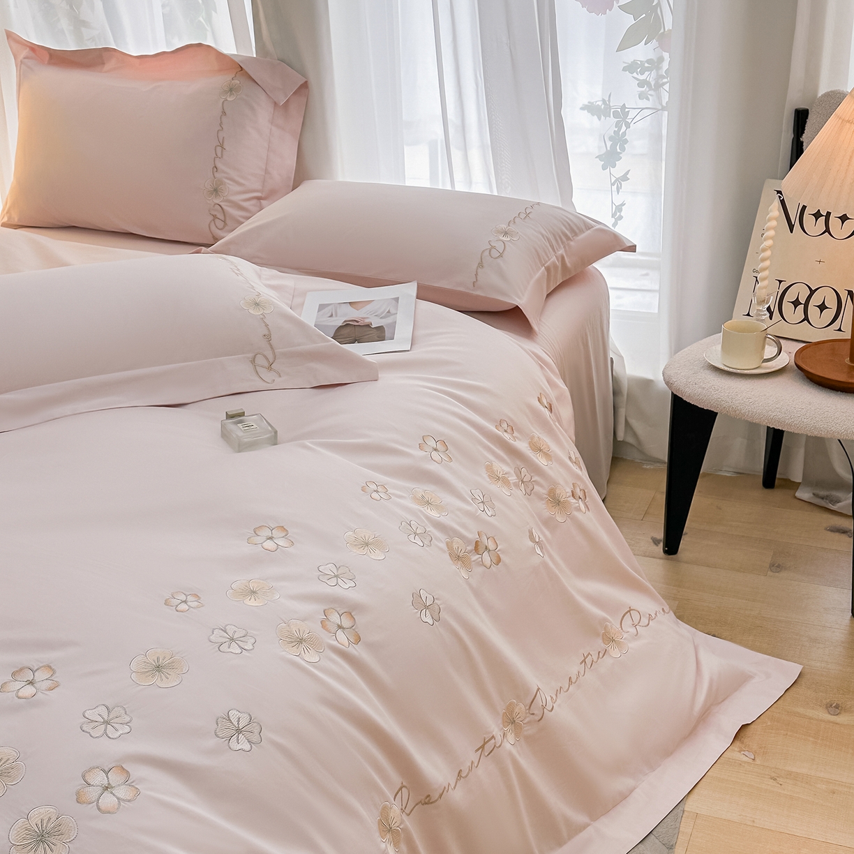 91家纺网 家纺一手货源 找家纺 置顶家纺 2025新款全棉纯棉刺绣四件套桃花朵朵系列 桃花朵朵-粉