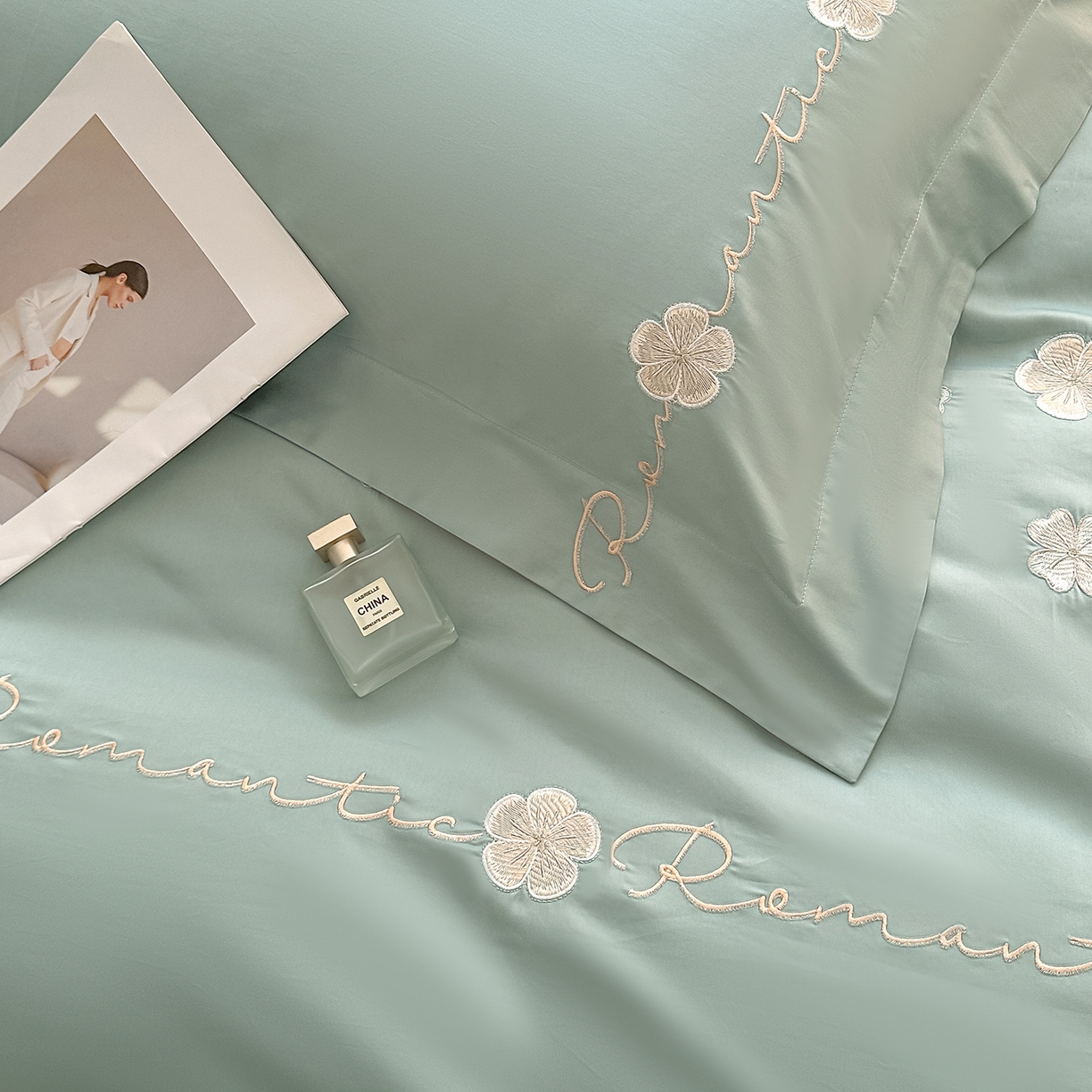 91家纺网 家纺一手货源 找家纺 置顶家纺 2025新款全棉纯棉刺绣四件套桃花朵朵系列 桃花朵朵-繁星蓝