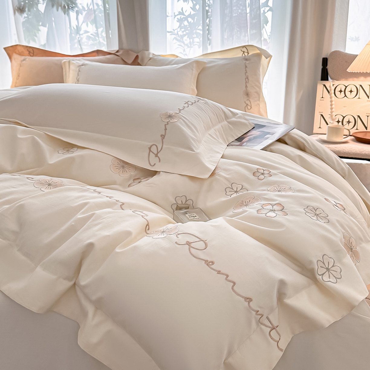 91家纺网 家纺一手货源 找家纺 置顶家纺 2025新款全棉纯棉刺绣四件套桃花朵朵系列 桃花朵朵-奶昔白