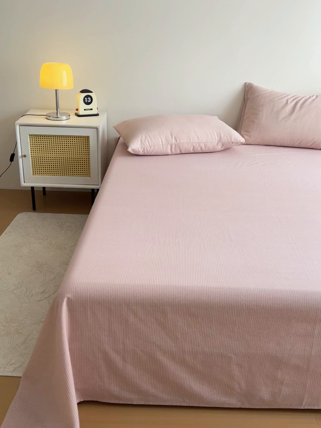 91家纺网 家纺一手货源 找家纺 感遇 2025新款全棉磨毛A类床单床笠三件套 细条粉