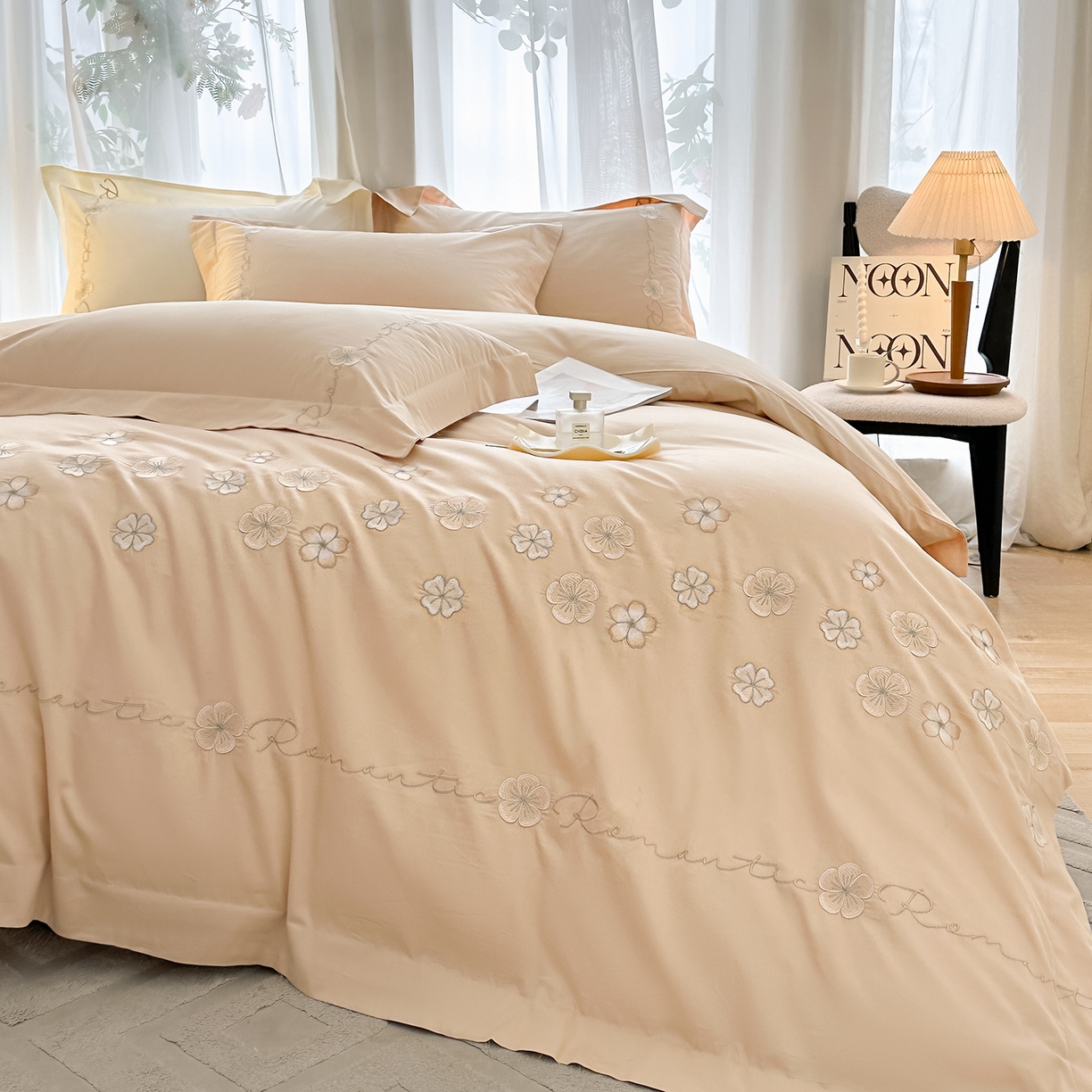 91家纺网 家纺一手货源 找家纺 置顶家纺 2025新款全棉纯棉刺绣四件套桃花朵朵系列 桃花朵朵-浅咖