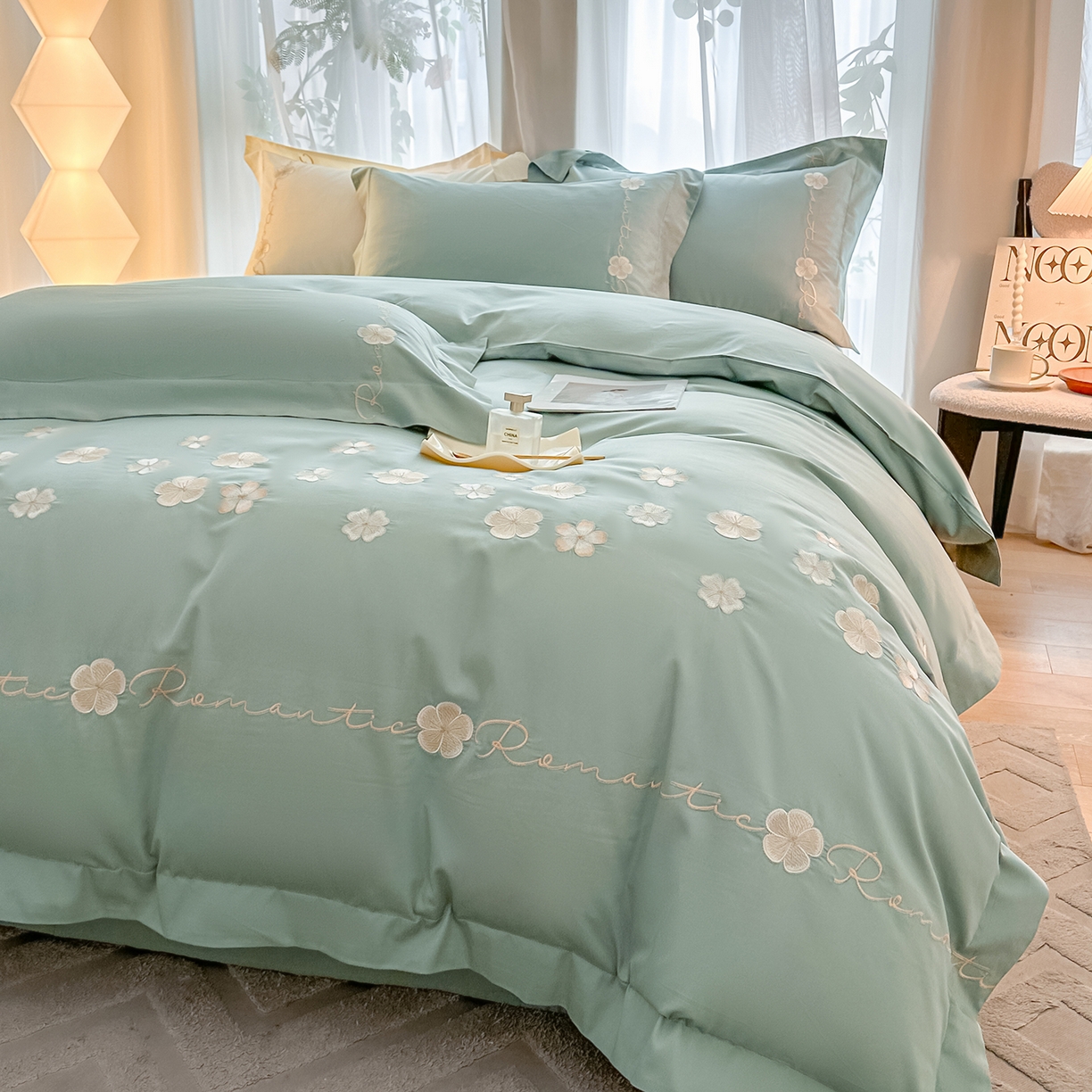 91家纺网 家纺一手货源 找家纺 置顶家纺 2025新款全棉纯棉刺绣四件套桃花朵朵系列 桃花朵朵-繁星蓝