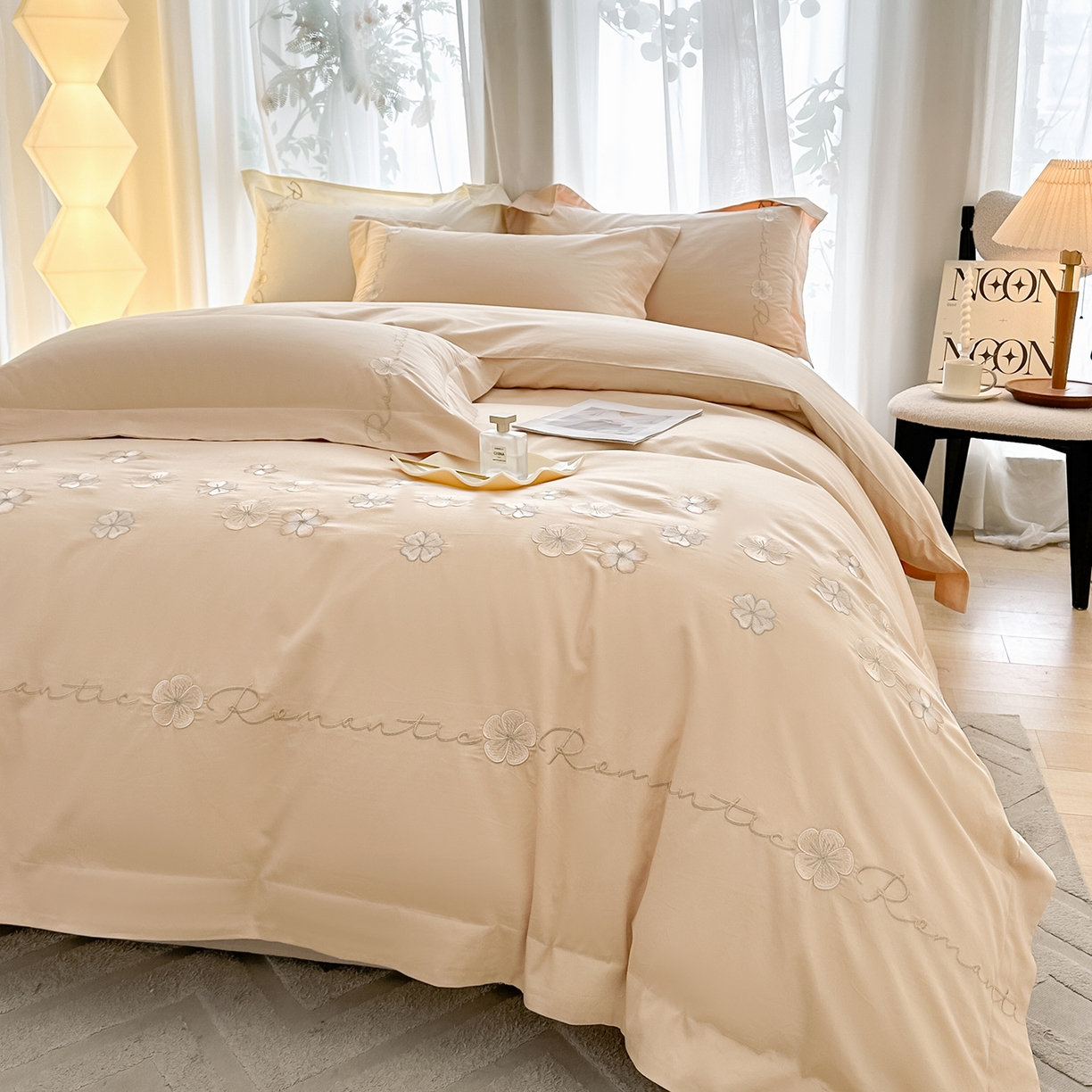 91家纺网 家纺一手货源 找家纺 置顶家纺 2025新款全棉纯棉刺绣四件套桃花朵朵系列 桃花朵朵-浅咖