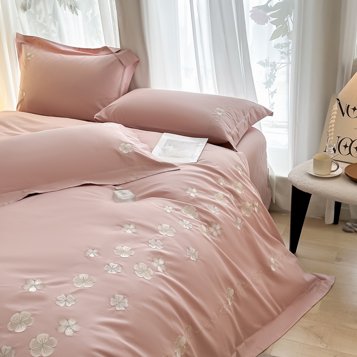 91家纺网 家纺一手货源 找家纺 置顶家纺 2025新款全棉纯棉刺绣四件套桃花朵朵系列 桃花朵朵-浅豆沙