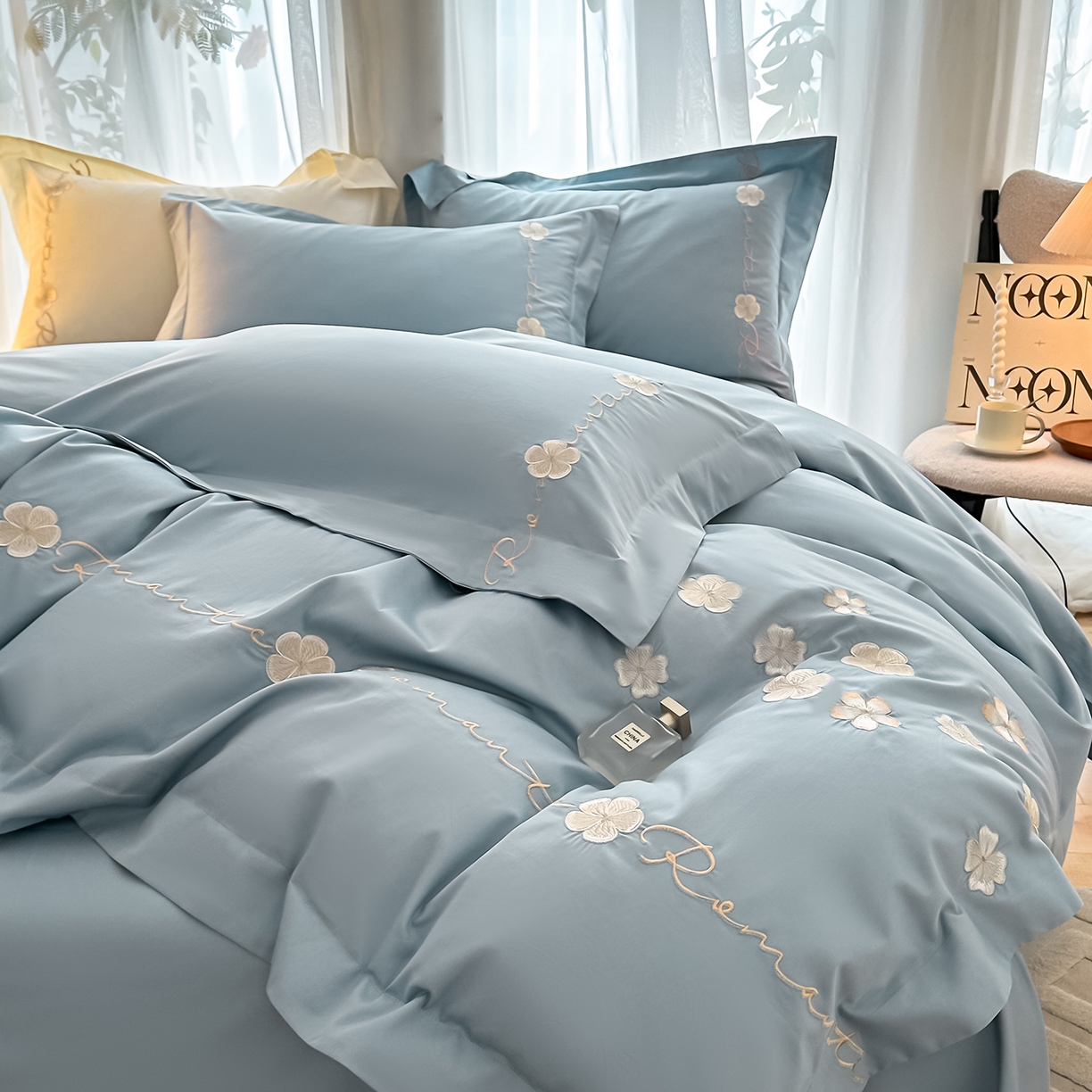 91家纺网 家纺一手货源 找家纺 置顶家纺 2025新款全棉纯棉刺绣四件套桃花朵朵系列 桃花朵朵-天空蓝