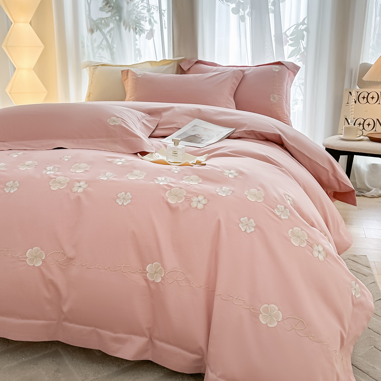 91家纺网 家纺一手货源 找家纺 置顶家纺 2025新款全棉纯棉刺绣四件套桃花朵朵系列 桃花朵朵-浅豆沙