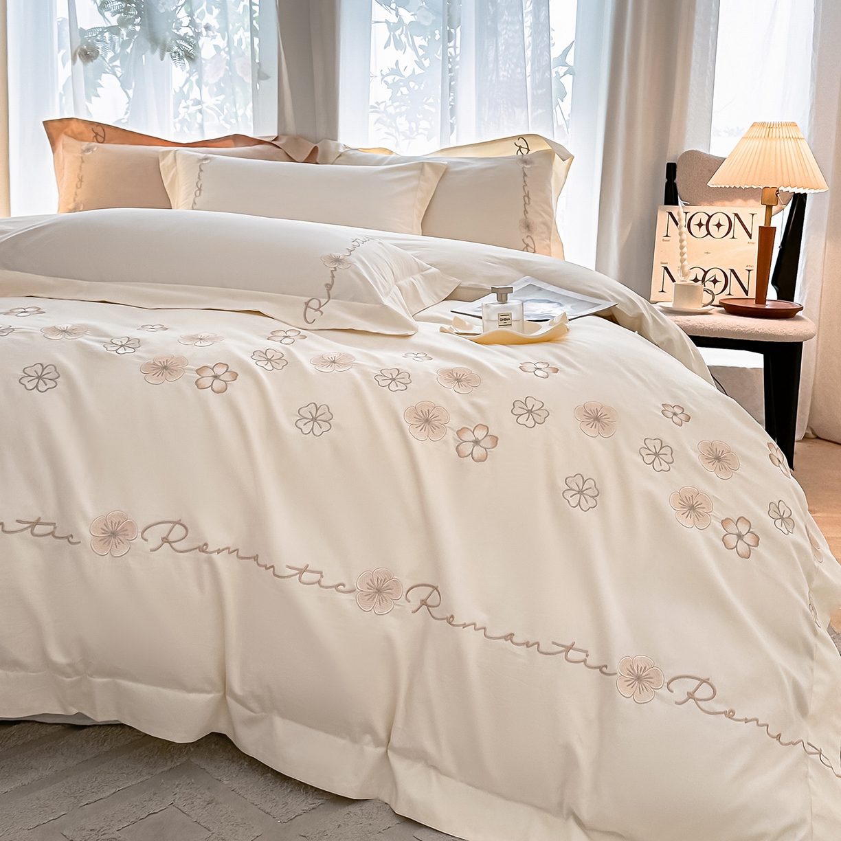 91家纺网 家纺一手货源 找家纺 置顶家纺 2025新款全棉纯棉刺绣四件套桃花朵朵系列 桃花朵朵-奶昔白