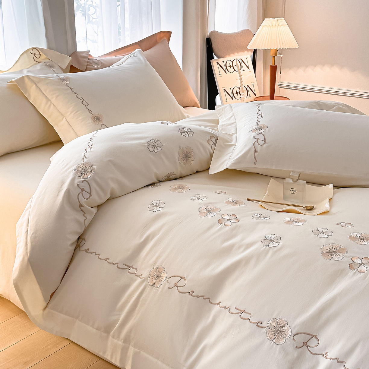 91家纺网 家纺一手货源 找家纺 置顶家纺 2025新款全棉纯棉刺绣四件套桃花朵朵系列 桃花朵朵-奶昔白