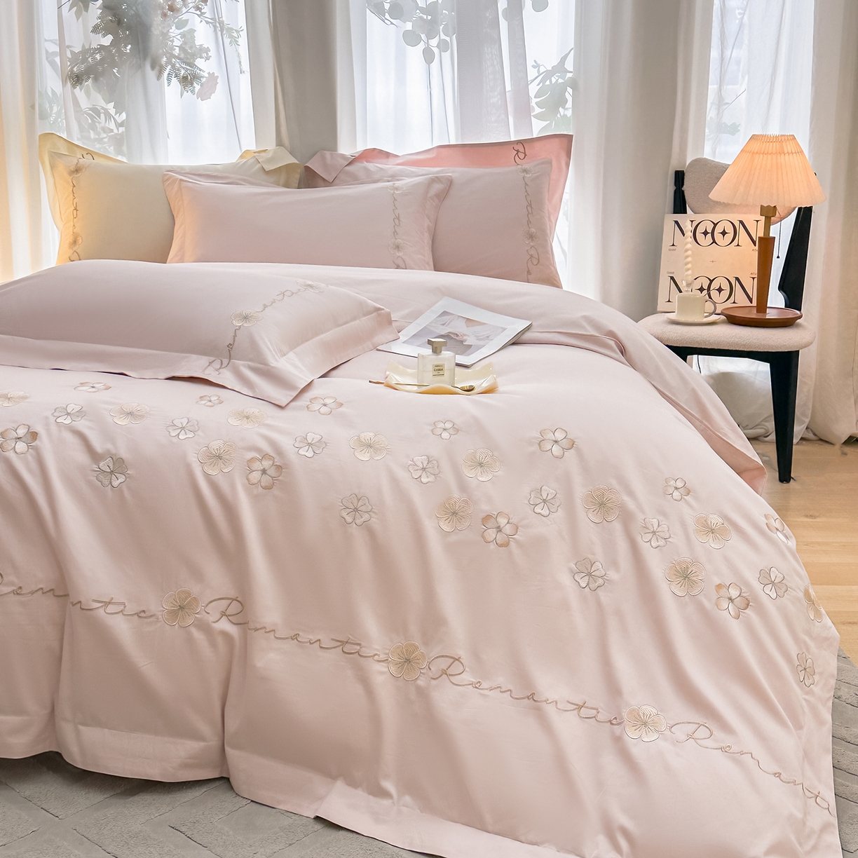 91家纺网 家纺一手货源 找家纺 置顶家纺 2025新款全棉纯棉刺绣四件套桃花朵朵系列 桃花朵朵-粉