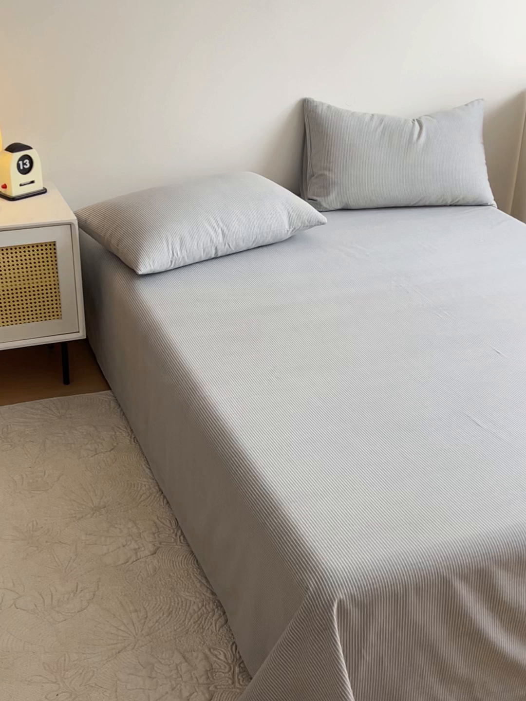 91家纺网 家纺一手货源 找家纺 感遇 2025新款全棉磨毛A类床单床笠三件套 细条灰