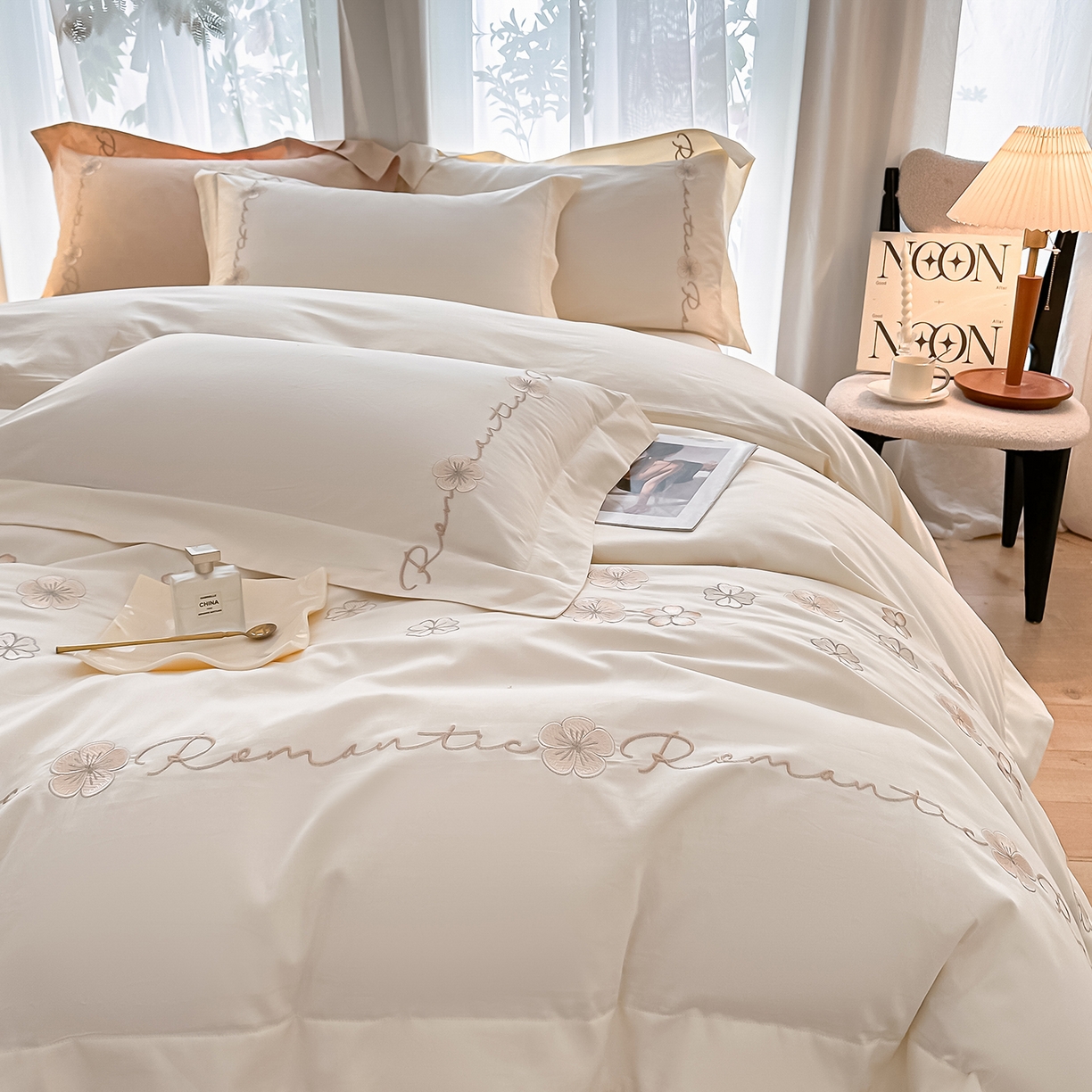 91家纺网 家纺一手货源 找家纺 置顶家纺 2025新款全棉纯棉刺绣四件套桃花朵朵系列 桃花朵朵-奶昔白