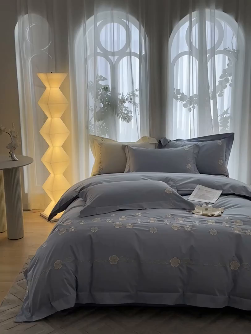 91家纺网 家纺一手货源 找家纺 置顶家纺 2025新款全棉纯棉刺绣四件套桃花朵朵系列 桃花朵朵-天空蓝