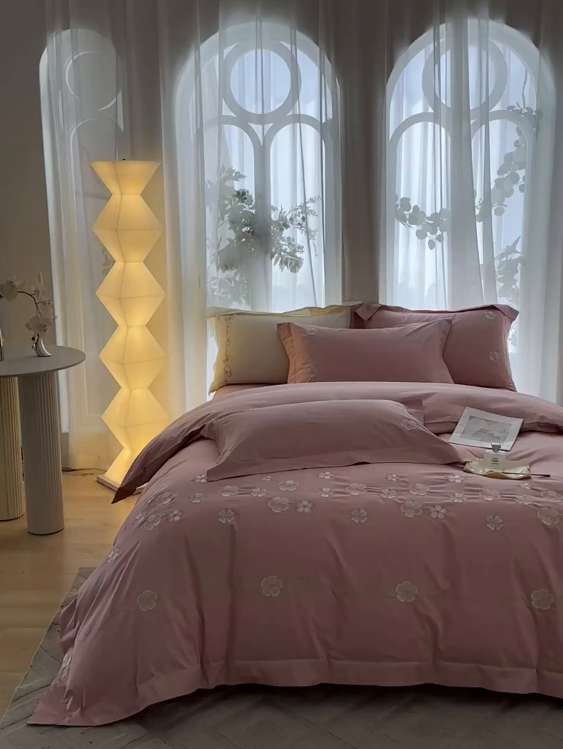 91家纺网 家纺一手货源 找家纺 置顶家纺 2025新款全棉纯棉刺绣四件套桃花朵朵系列 桃花朵朵-浅豆沙