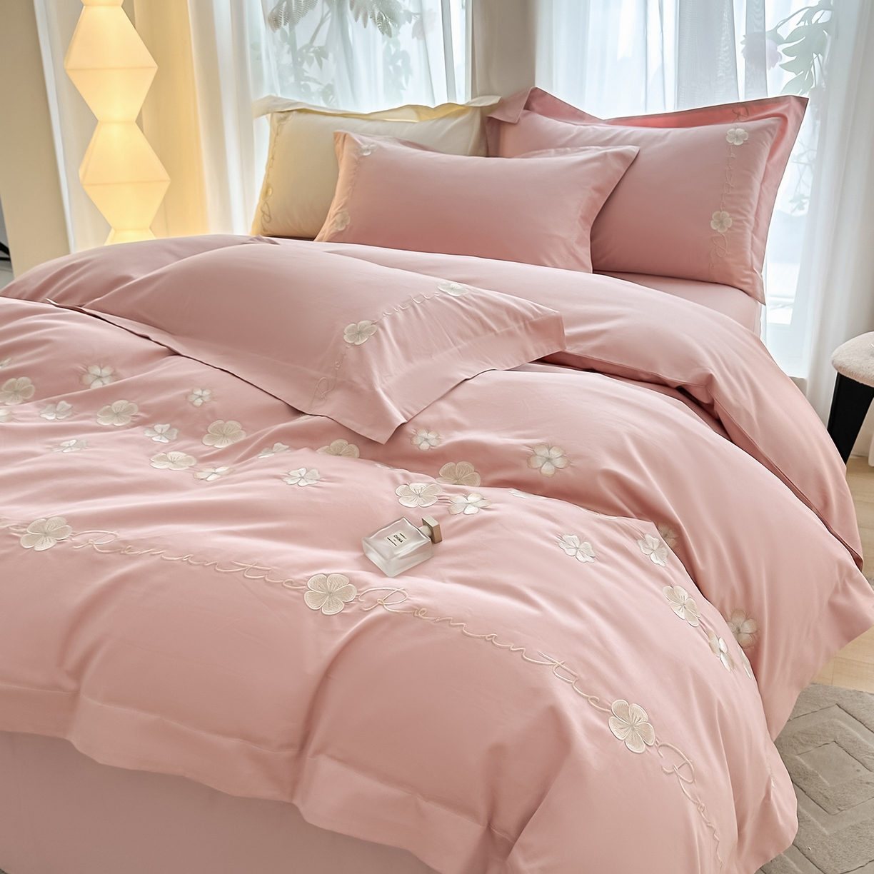 91家纺网 家纺一手货源 找家纺 置顶家纺 2025新款全棉纯棉刺绣四件套桃花朵朵系列 桃花朵朵-浅豆沙