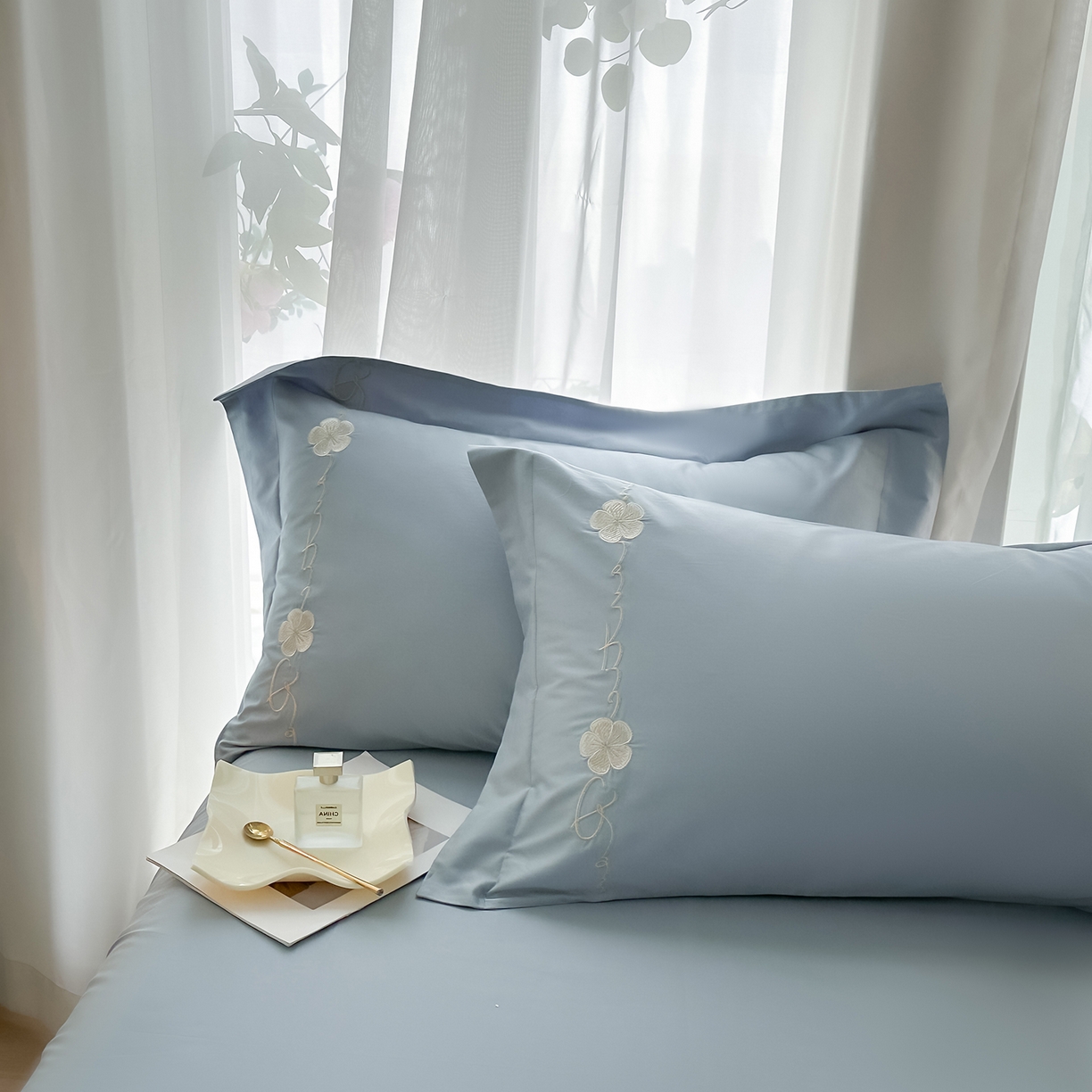 91家纺网 家纺一手货源 找家纺 置顶家纺 2025新款全棉纯棉刺绣四件套桃花朵朵系列 桃花朵朵-天空蓝