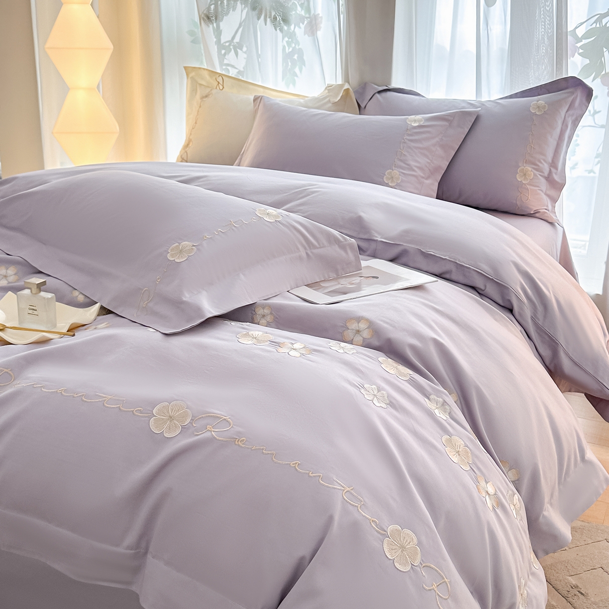 91家纺网 家纺一手货源 找家纺 置顶家纺 2025新款全棉纯棉刺绣四件套桃花朵朵系列 桃花朵朵-香芋紫