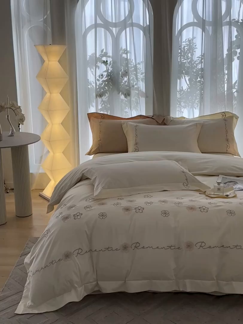 91家纺网 家纺一手货源 找家纺 置顶家纺 2025新款全棉纯棉刺绣四件套桃花朵朵系列 桃花朵朵-奶昔白