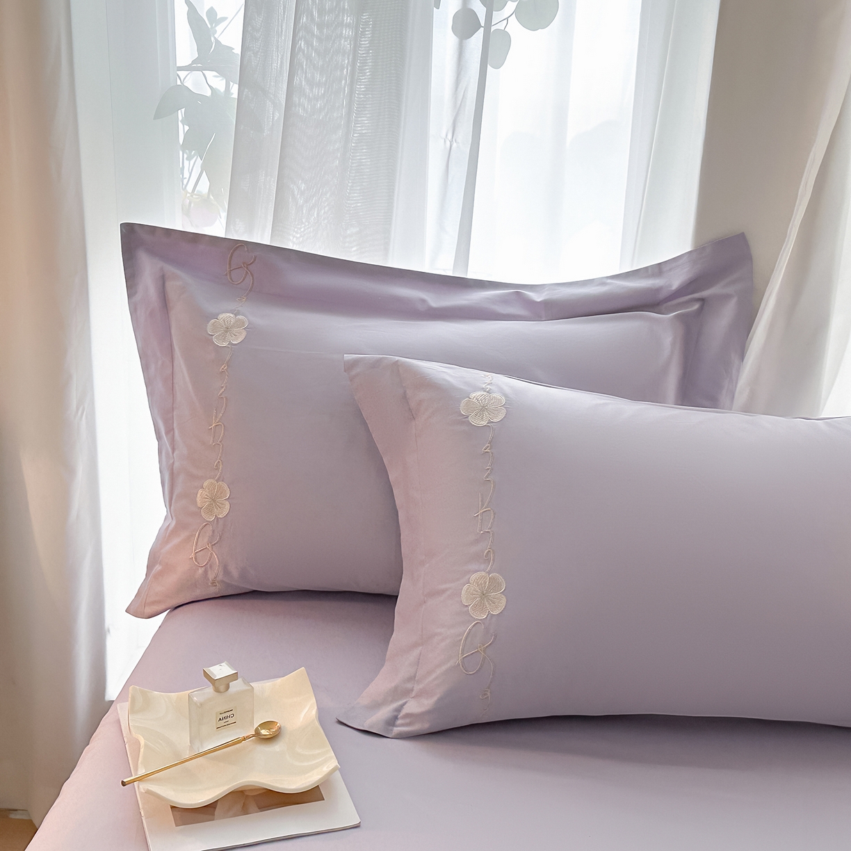 91家纺网 家纺一手货源 找家纺 置顶家纺 2025新款全棉纯棉刺绣四件套桃花朵朵系列 桃花朵朵-香芋紫