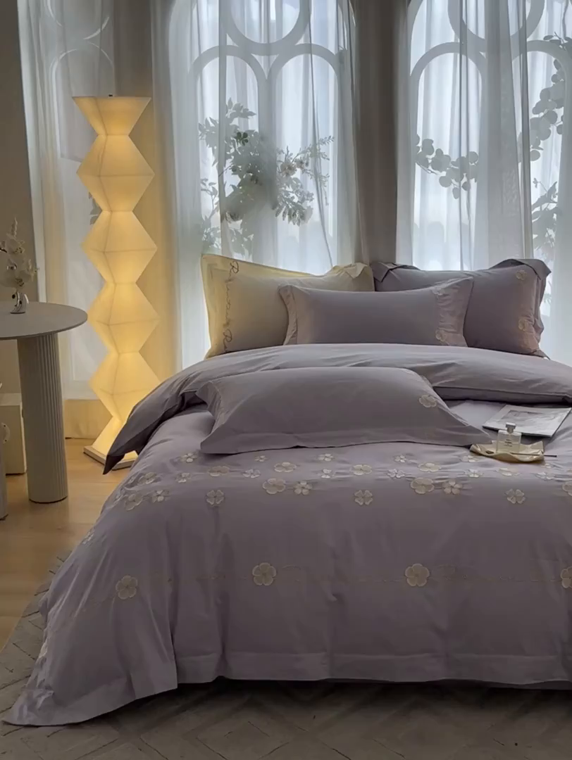 91家纺网 家纺一手货源 找家纺 置顶家纺 2025新款全棉纯棉刺绣四件套桃花朵朵系列 桃花朵朵-香芋紫