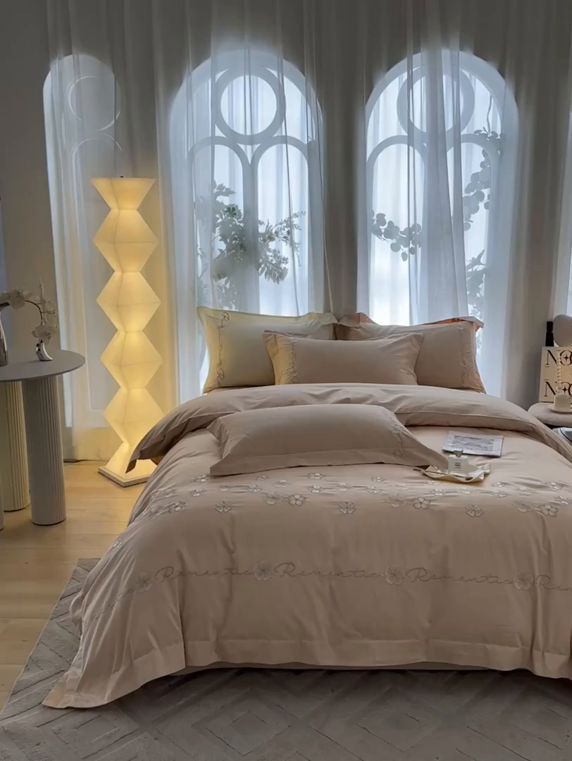 91家纺网 家纺一手货源 找家纺 置顶家纺 2025新款全棉纯棉刺绣四件套桃花朵朵系列 桃花朵朵-浅咖