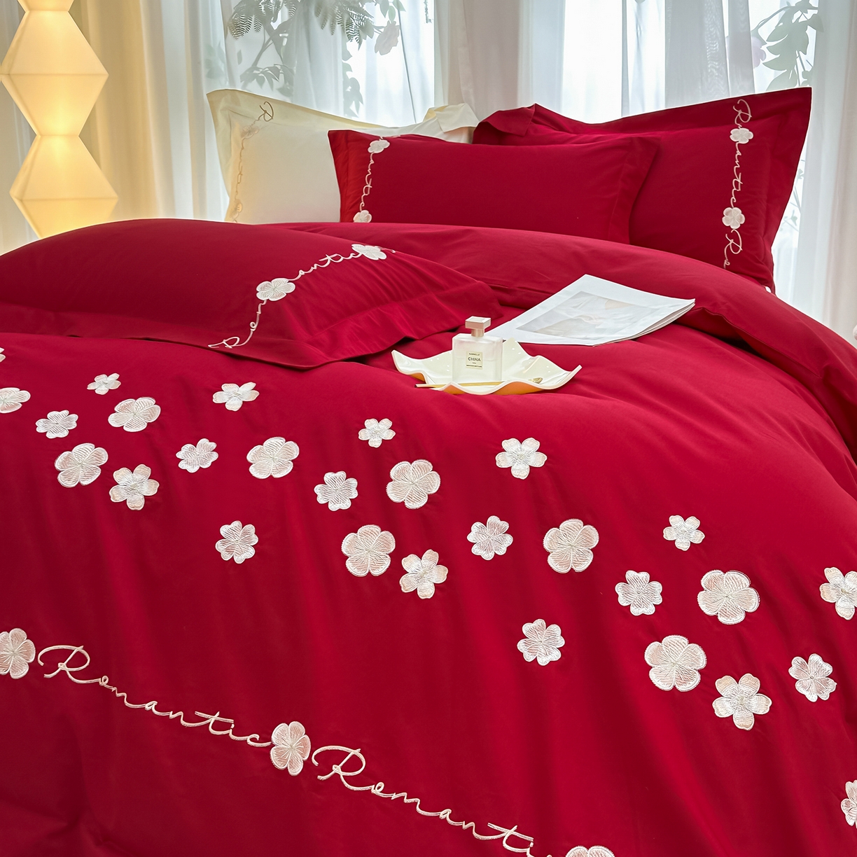 91家纺网 家纺一手货源 找家纺 置顶家纺 2025新款全棉纯棉刺绣四件套桃花朵朵系列 桃花朵朵-大红